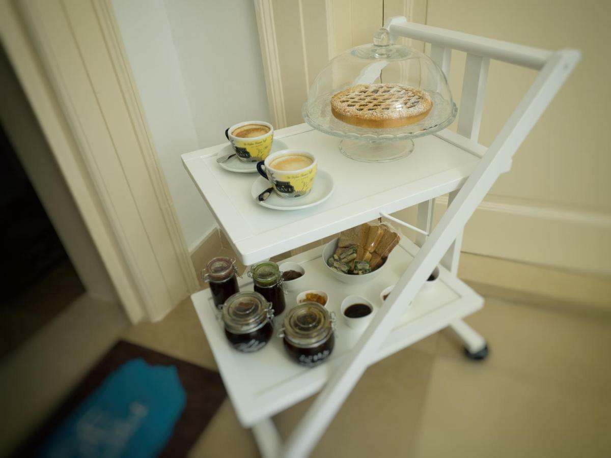 Ajde Rooms & Breakfast Trani Bagian luar foto
