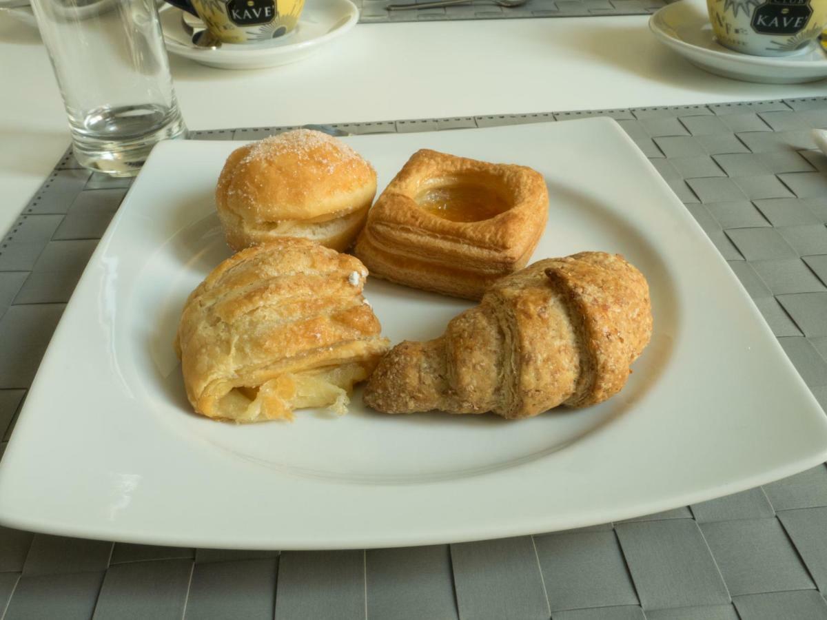 Ajde Rooms & Breakfast Trani Bagian luar foto